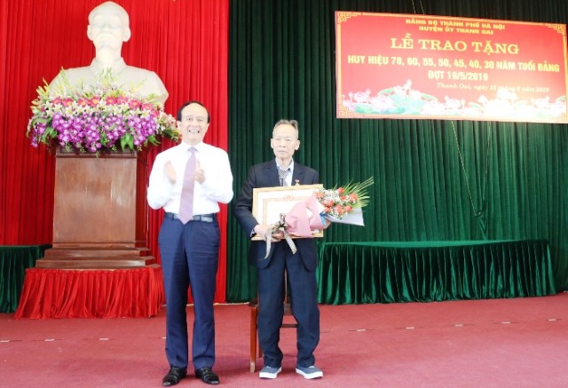 Phó Chủ tịch Thường trực HĐND TP Nguyễn Ngọc Tuấn trao Huy hiệu Đảng tại huyện Thanh Oai